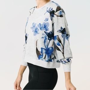Zyia Active Sz M Grey and Blue Floral Cropped Sweatshirt